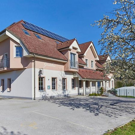 Hostel Delalut Ravne na Koroskem Esterno foto