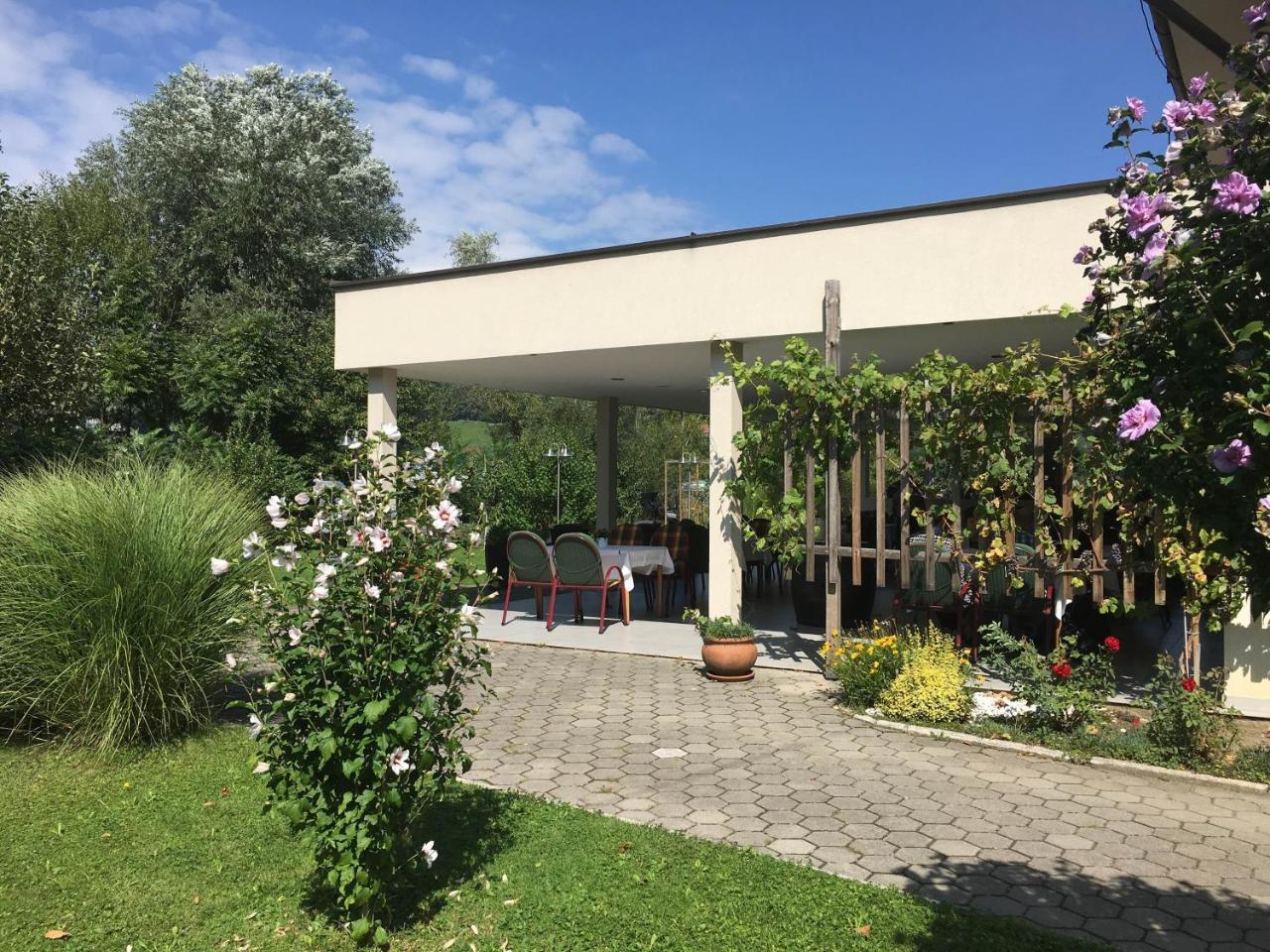 Hostel Delalut Ravne na Koroskem Esterno foto