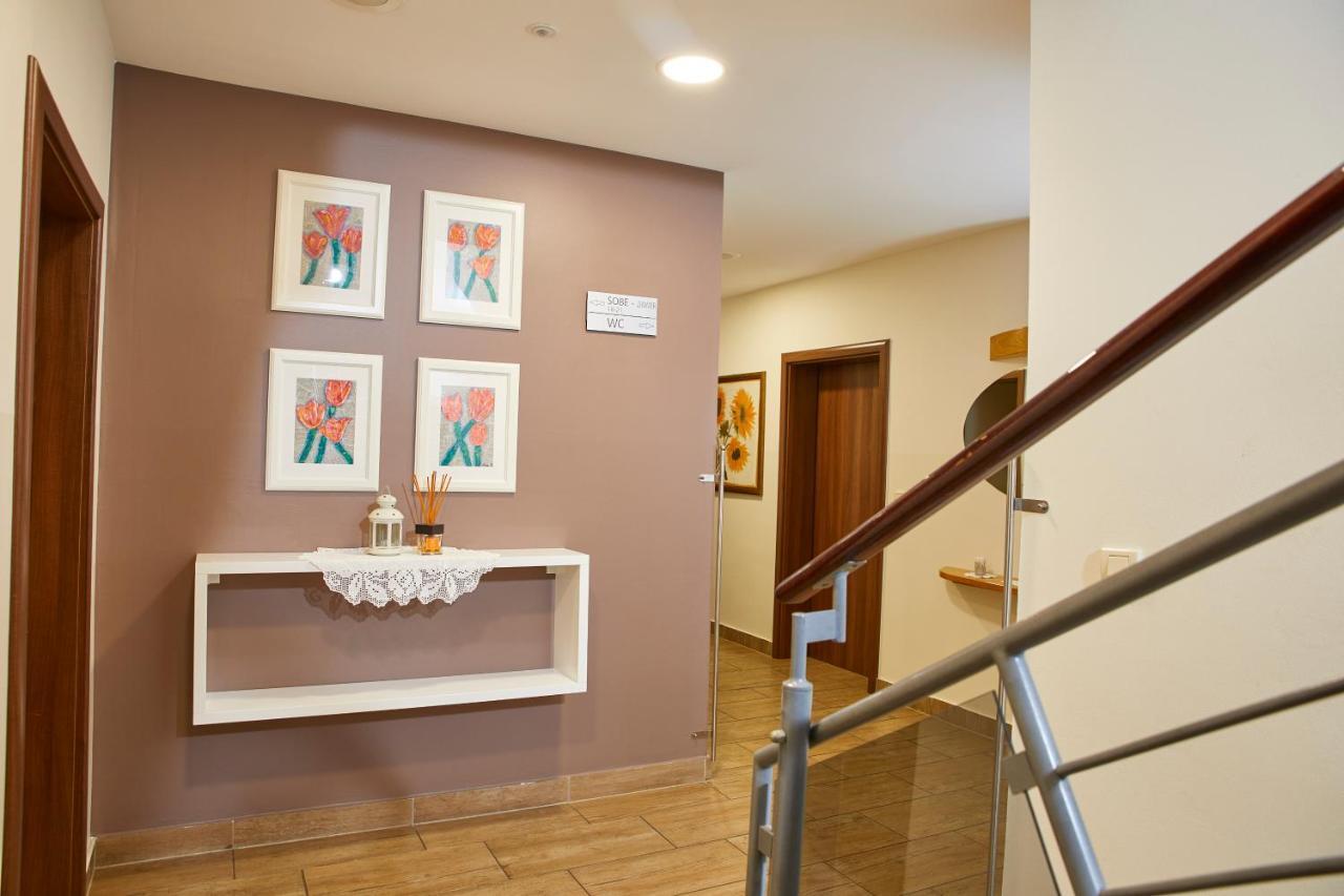 Hostel Delalut Ravne na Koroskem Esterno foto