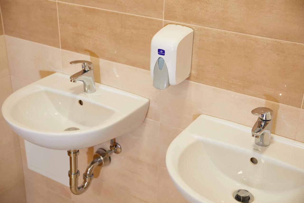 Hostel Delalut Ravne na Koroskem Esterno foto