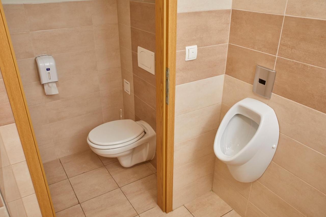 Hostel Delalut Ravne na Koroskem Esterno foto